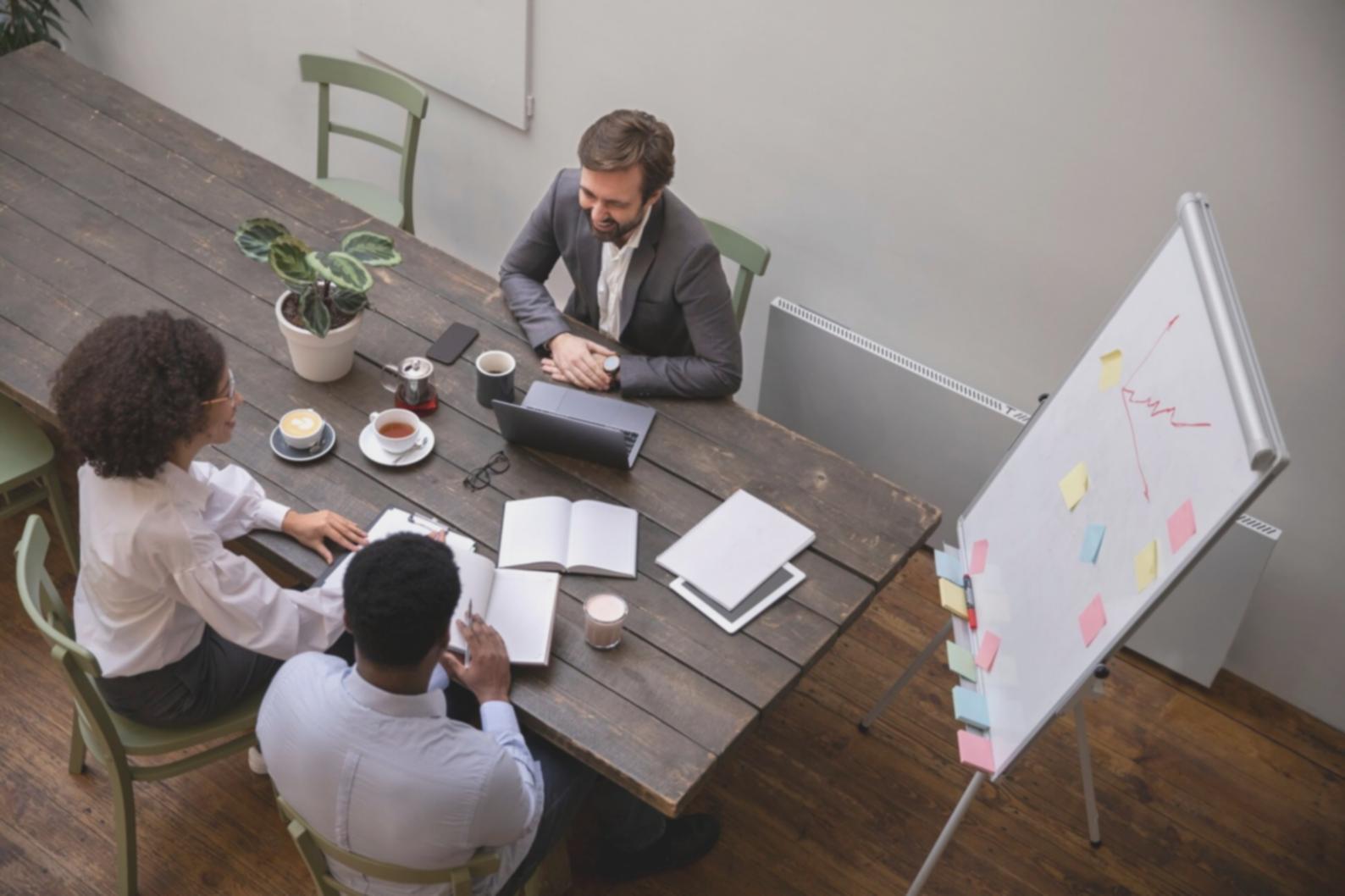 Professionista che studia documentazione fiscale durante un corso di certificazione